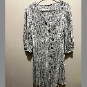 Stradivarius size Medium, 3/4 Sleeve Dress, White and Black Patterned